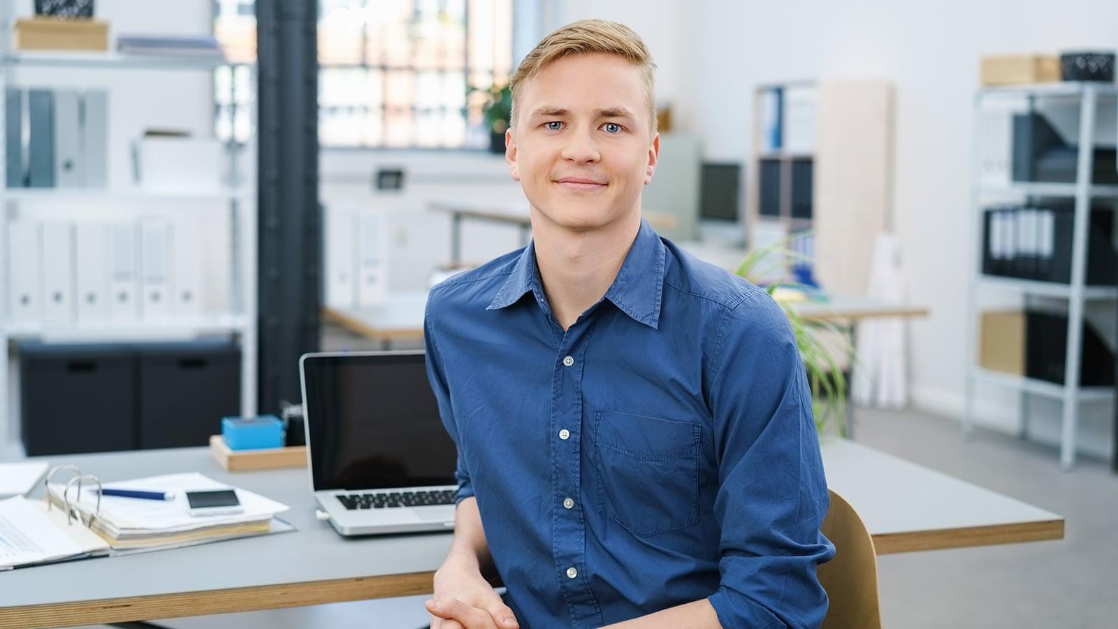 junger geschäftsmann am schreibtisch im büro